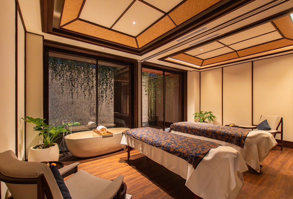 15 Amazing Things to Do in Sanur Bali for 2026 Trip 2 Therapist performing a traditional Balinese Apun massage as one of the relaxing things to do in Sanur Bali.