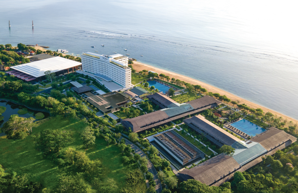 Choosing the Right Luxury Resort in Bali: Beachfront, Wellness & Private Retreat Experiences Compared 1 Aerial view of a five-star seaside property with pools and tropical gardens, illustrating the scale of Bali luxury resorts.