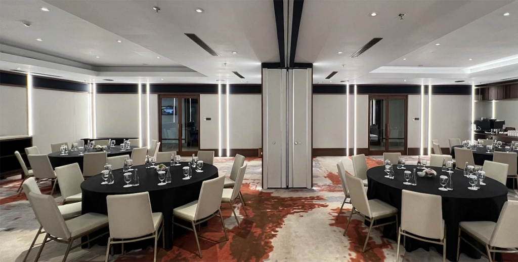 A Beachfront Wedding in Sanur Bali Defined by Elegance and Privacy 6 Elegant floral arch set against the ocean backdrop for a romantic beachfront wedding Sanur Bali ceremony at sunset.