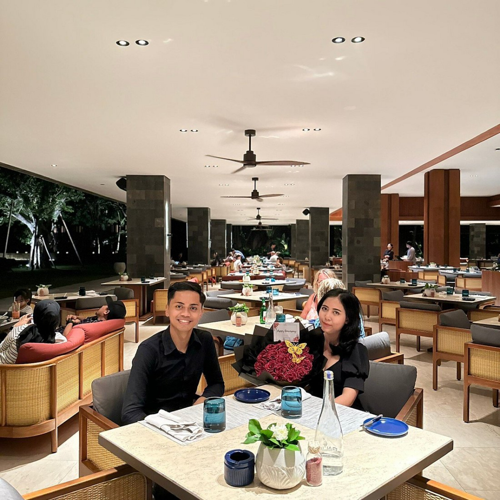 The Perfect Sanur Bali Itinerary for 2026 Travelers 33 Couple enjoying a beachfront café with ocean views, representing a relaxing break in a well-planned Sanur Bali itinerary.