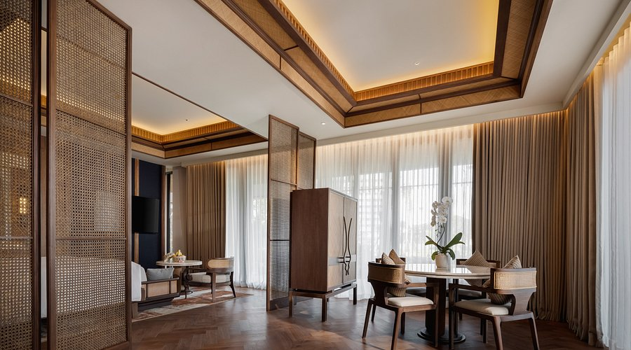 The Perfect Sanur Bali Itinerary for 2026 Travelers 5 Guests relaxing at a beachfront resort pool overlooking the sea, reflecting leisure time in a balanced Sanur Bali itinerary.