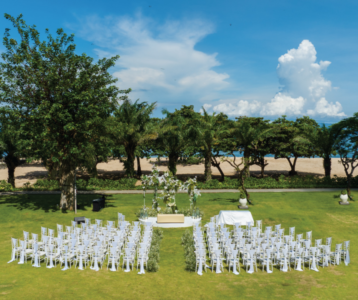 A Beachfront Wedding Experience Defined by Privacy and Elegance 8 Elegant beachfront ceremony setup with floral arch and ocean backdrop at a stunning wedding resort Sanur.