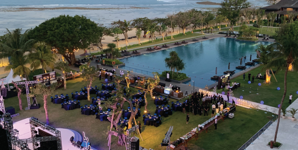 A Beachfront Wedding Experience Defined by Privacy and Elegance 9 Elegant beachfront ceremony setup with floral arch and ocean backdrop at a stunning wedding resort Sanur.