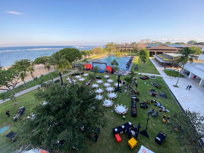A Beachfront Wedding Experience Defined by Privacy and Elegance 38 Bride and groom walking along the shoreline after a seaside ceremony at a romantic wedding resort Sanur.