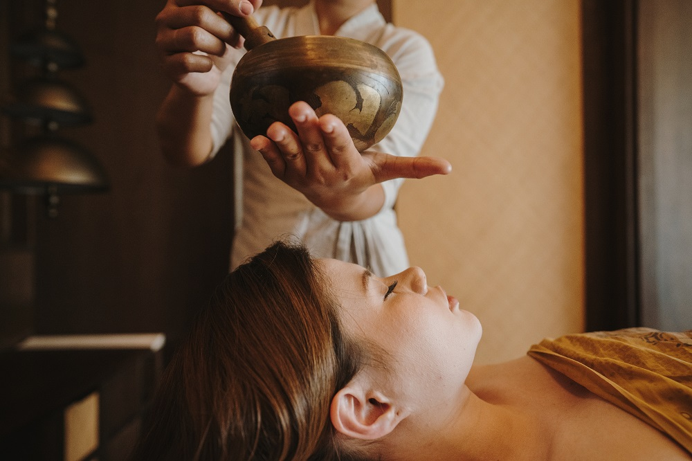 10 Best Wellness Activities in Sanur, Bali in 2026 5 Sound healing session with crystal bowls in a serene wellness studio, illustrating holistic wellness activities in Sanur Bali.