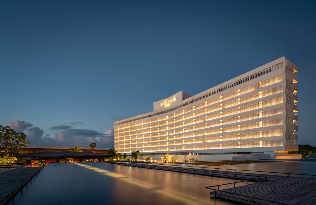 Explore 10 Best Wellness Retreats in Sanur Bali 2026 21 Infinity pool surrounded by lush greenery, representing relaxation at luxury wellness retreats in Sanur Bali.