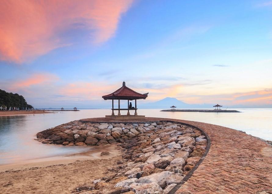 Beachfront nightlife atmosphere at the best bars in Sanur Bali