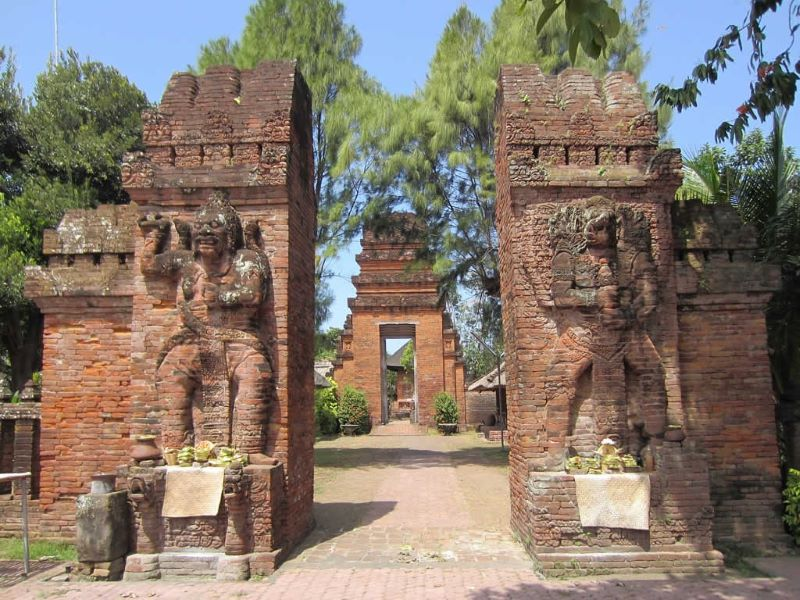 7 Best Temples in Sanur and Denpasar, Bali (2026 Guide) 11 Visitors exploring the Sacred Spiritual Heritage of the East Coast at historic temples overlooking Bali’s coastline.