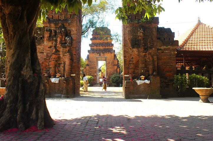 7 Best Temples in Sanur and Denpasar, Bali (2026 Guide) 12 Visitors exploring the Sacred Spiritual Heritage of the East Coast at historic temples overlooking Bali’s coastline.