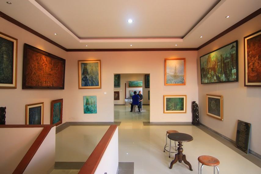 Inside Bali's Fingerprint Painting Museum (2026 Review) 2 Interior of the Fingerprint Painting Museum in Bali, displaying colorful artworks created using unique fingerprint painting techniques.