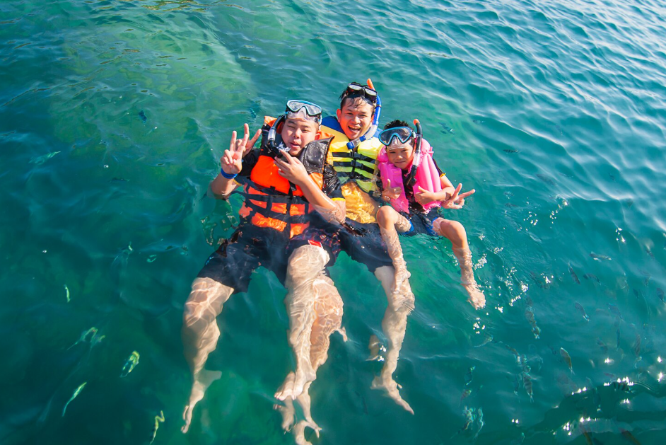 Fast boat departing from Sanur to Nusa Penida across the clear blue waters of Bali.