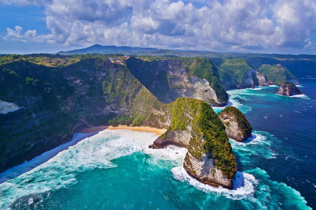 Sanur to Nusa Penida 2026: 5 Fast Boat Tips & Travel Guide 5 Fast boat departing from Sanur to Nusa Penida across the clear blue waters of Bali.