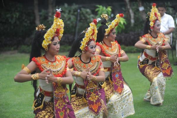 Balinese Dance: A Complete Guide to Bali's Sacred Art of Movement 5 balinese dance – Balih-balihan — Entertainment Dances