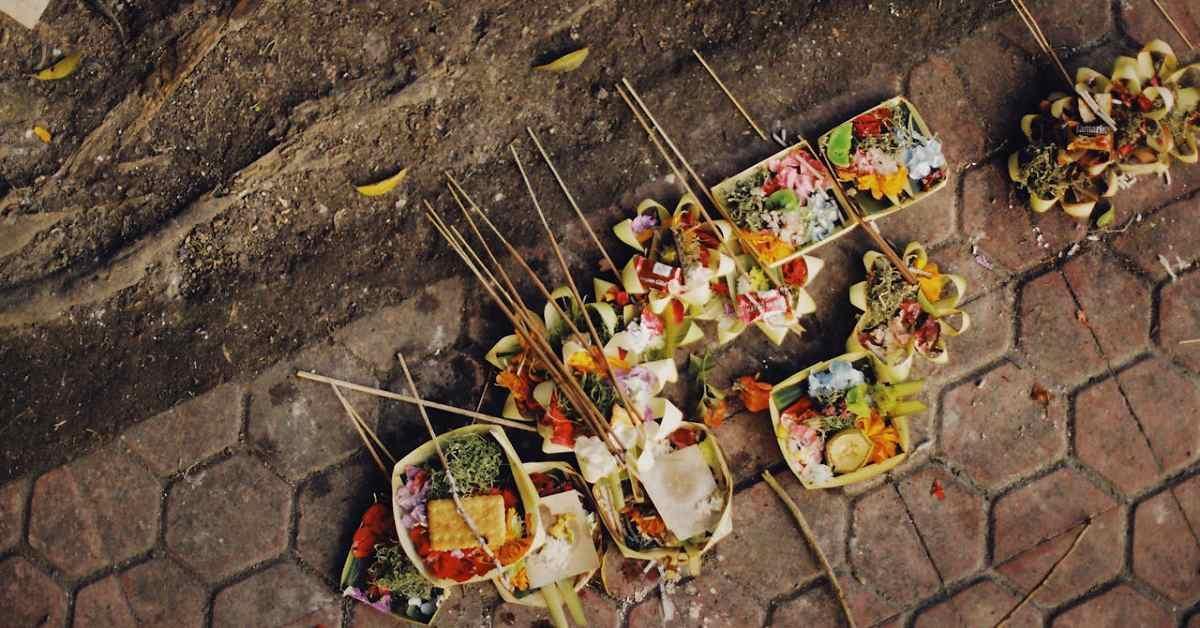Canang Making in Sanur: A Guide to Bali's Sacred Daily Offering 2 canang making in sanur – The Sacred Symbolism Inside Every Canang