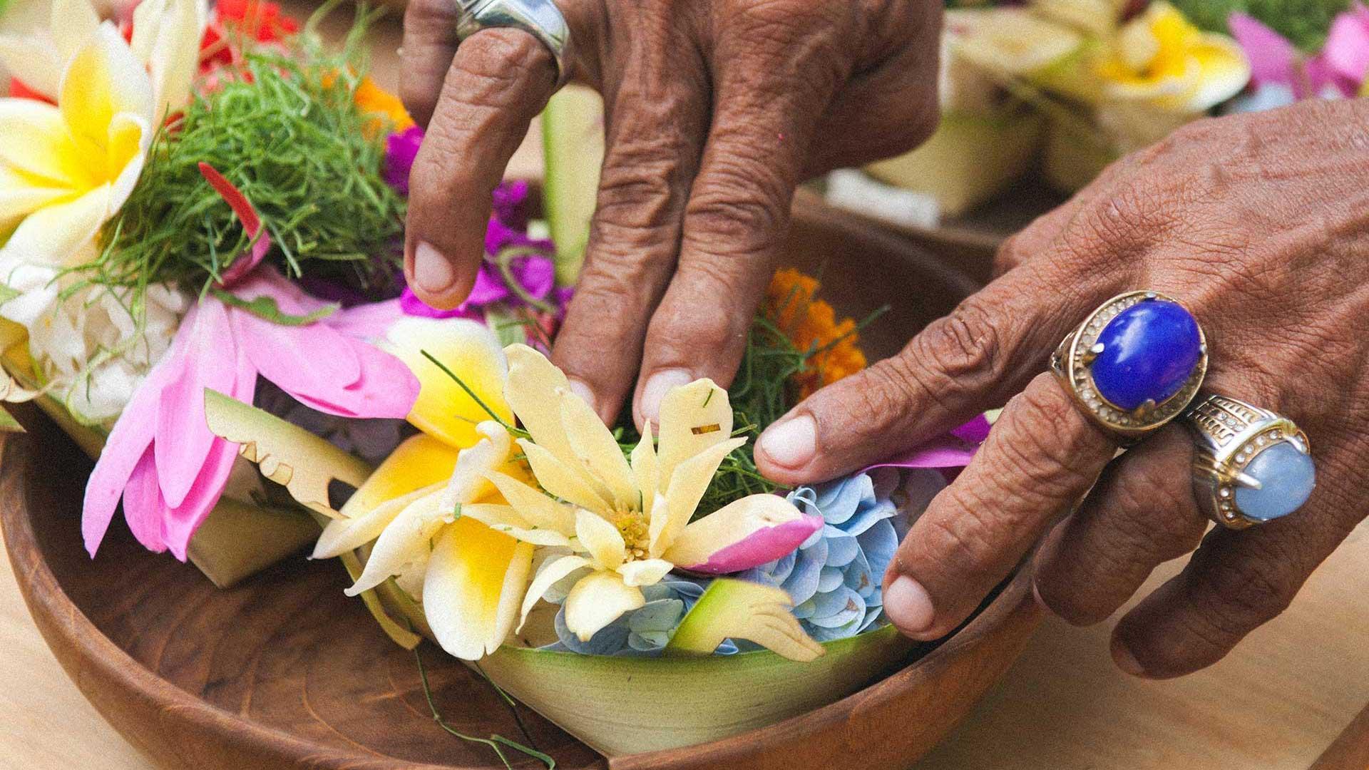Canang Making in Sanur: A Guide to Bali's Sacred Daily Offering 3 canang making in sanur – How a Canang Sari Is Made